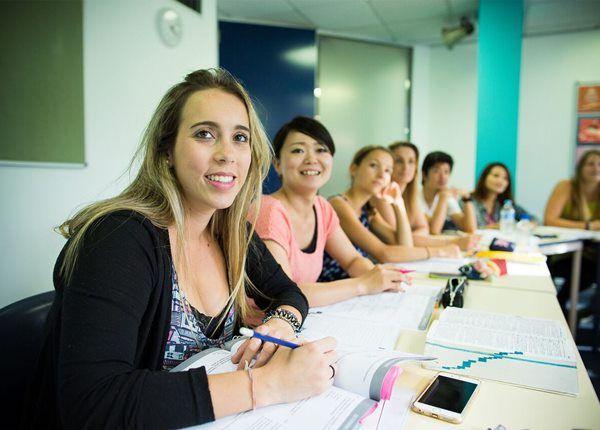 飛行學校、飛行機師、自訓機師