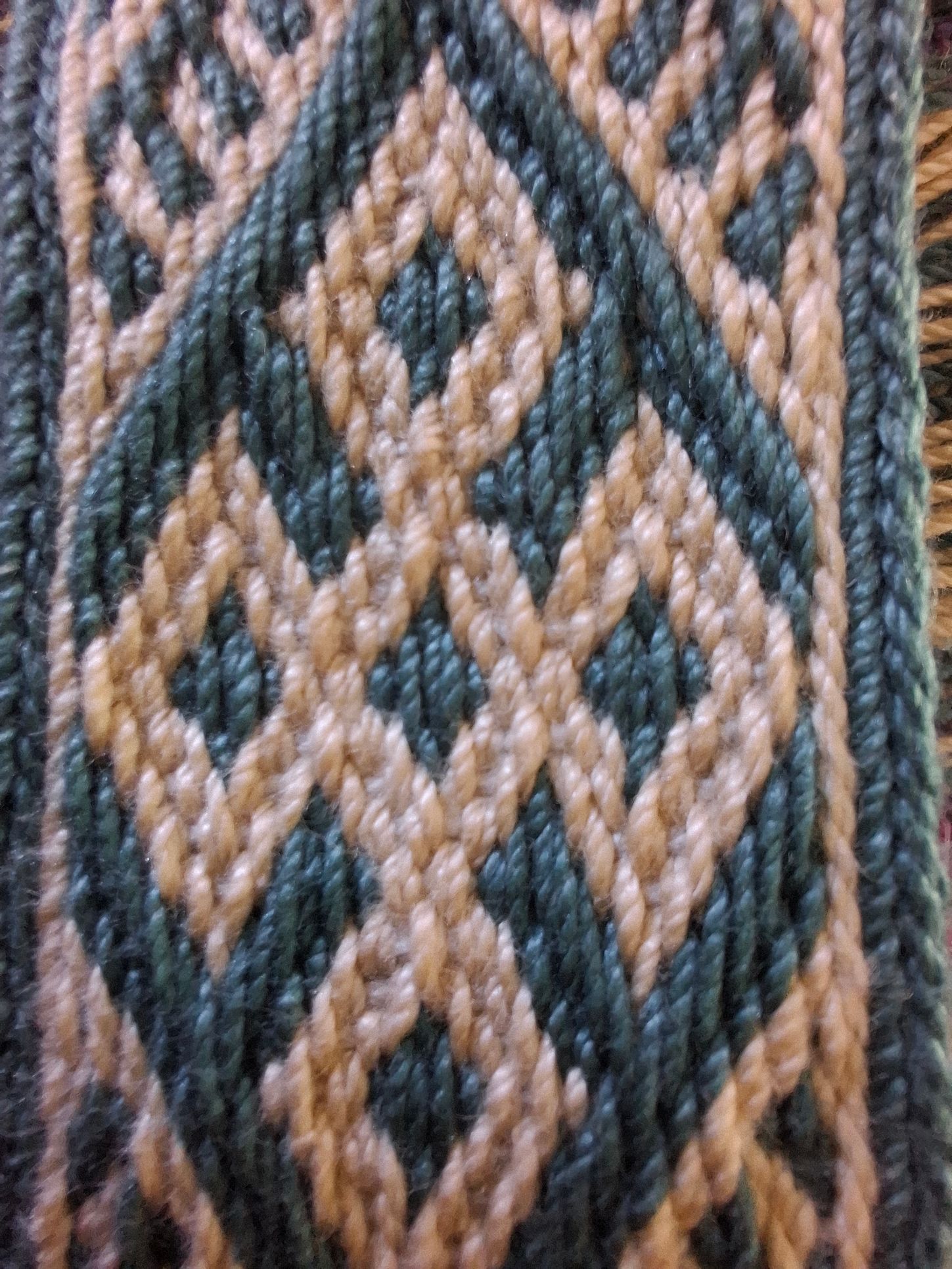 Geweven ruitpatroon in blauwgroen en beige. Replica ijzertijd FInse band.