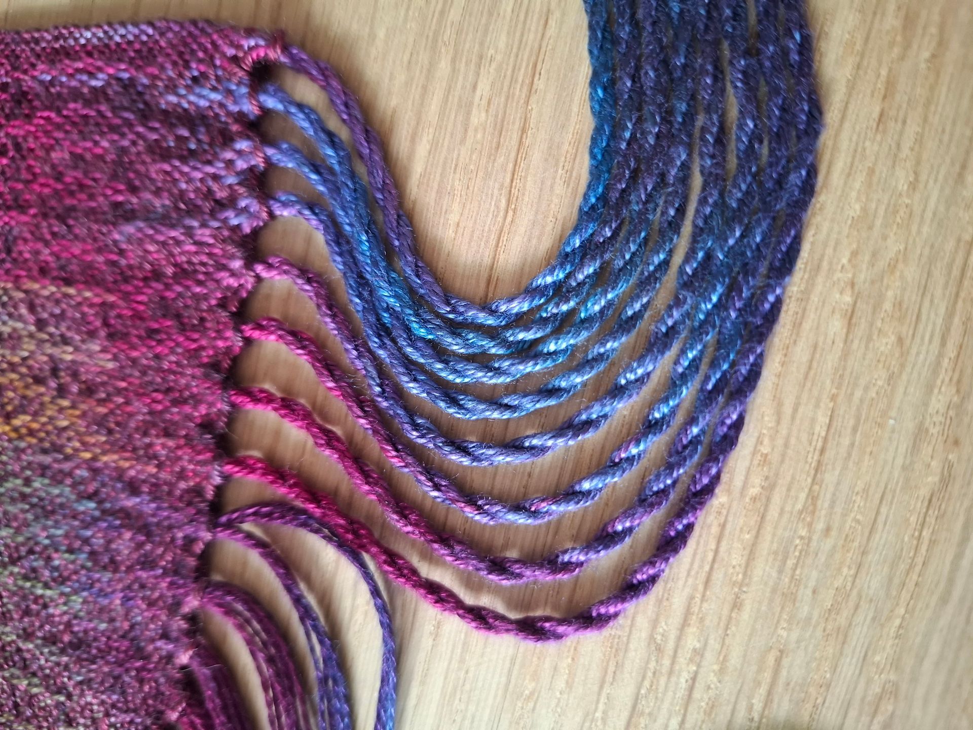 Geverfd garen in tinten blauw, paars en goud.