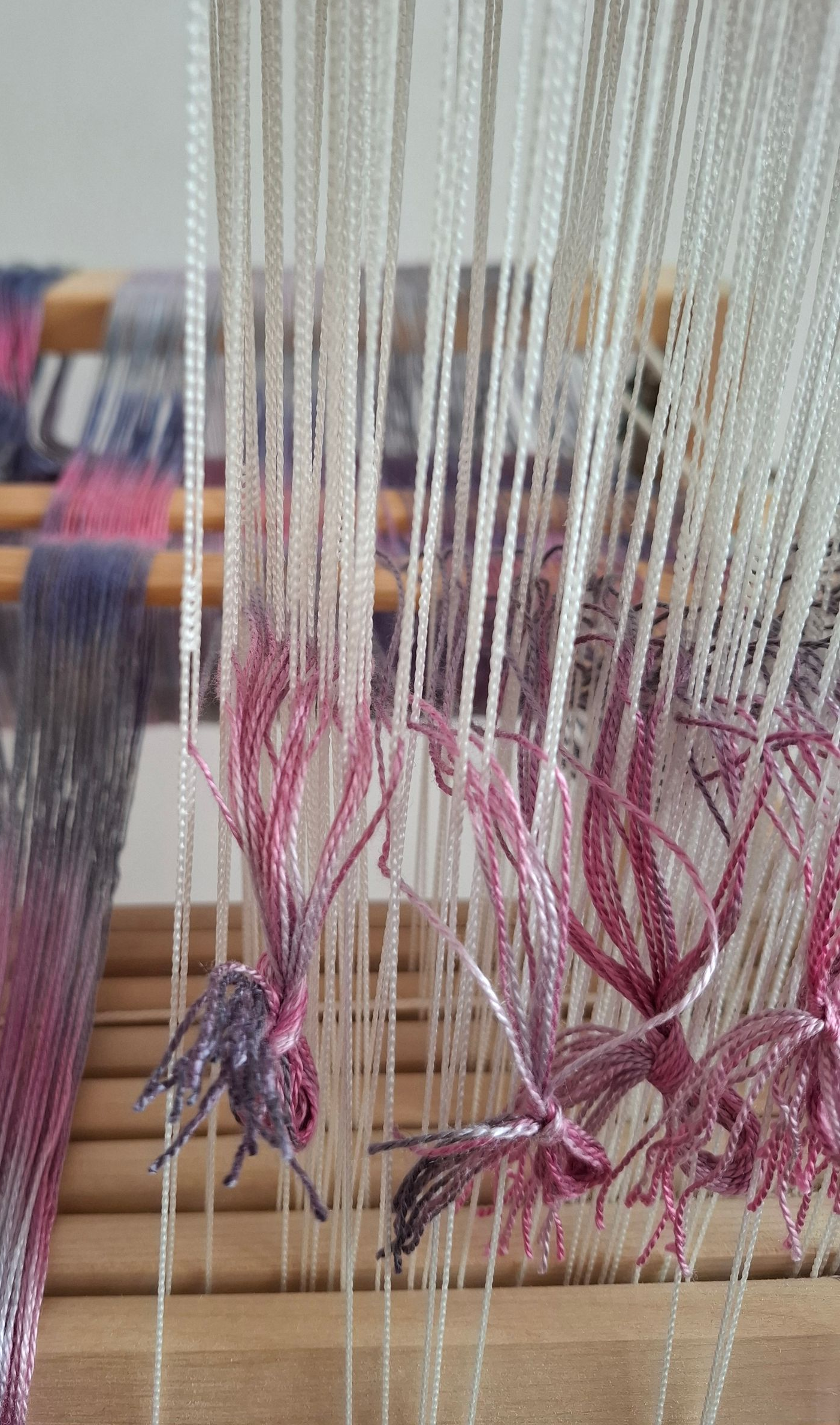 Geverfd garen in tinten blauw, paars en goud.