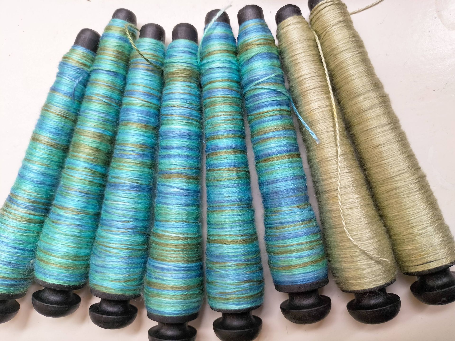 Geverfd garen in tinten blauw, paars en goud.