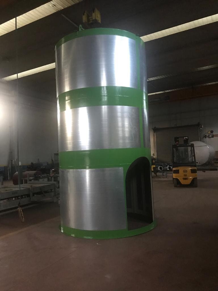 cisterna all'interno di un'azienda petrolchimica