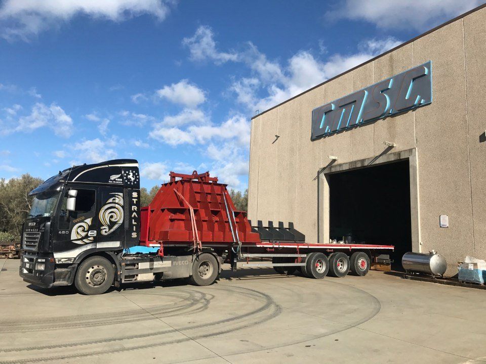 cisterna dentro un'industria petrolchimica