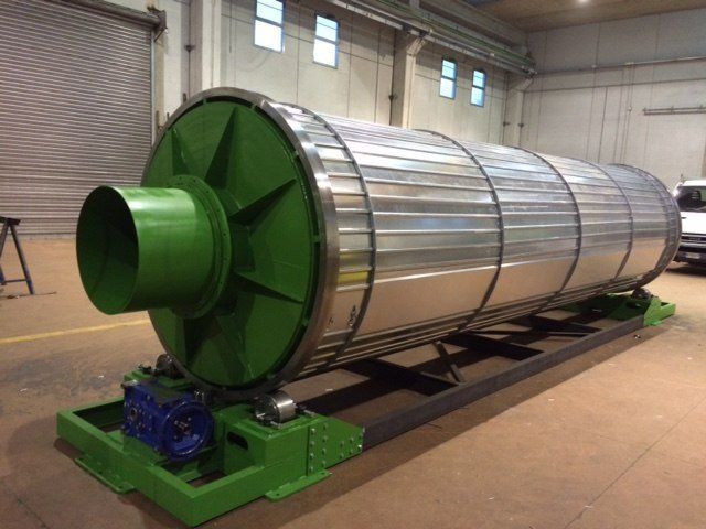 serbatoio in acciaio presente in un'industria