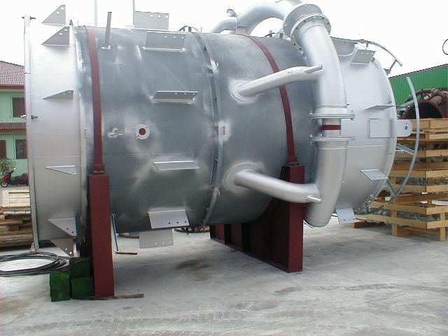 serbatoio in acciaio all'interno di un'industria