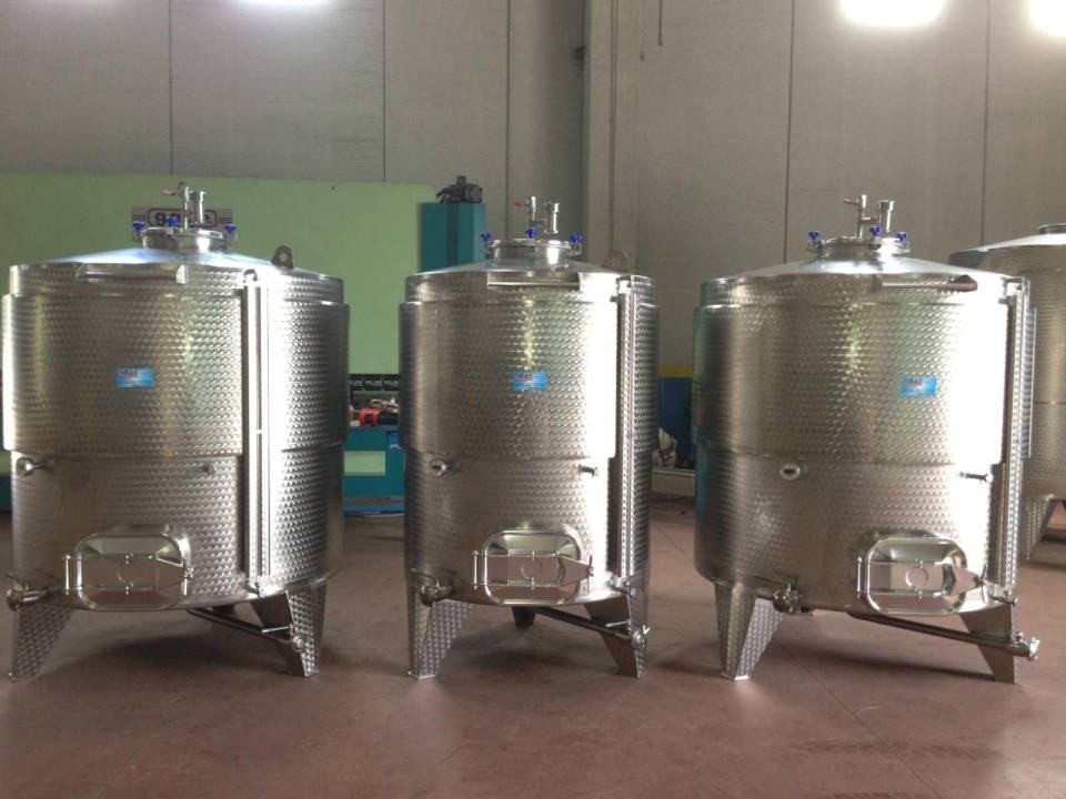 grandi cisterne realizzate in acciaio