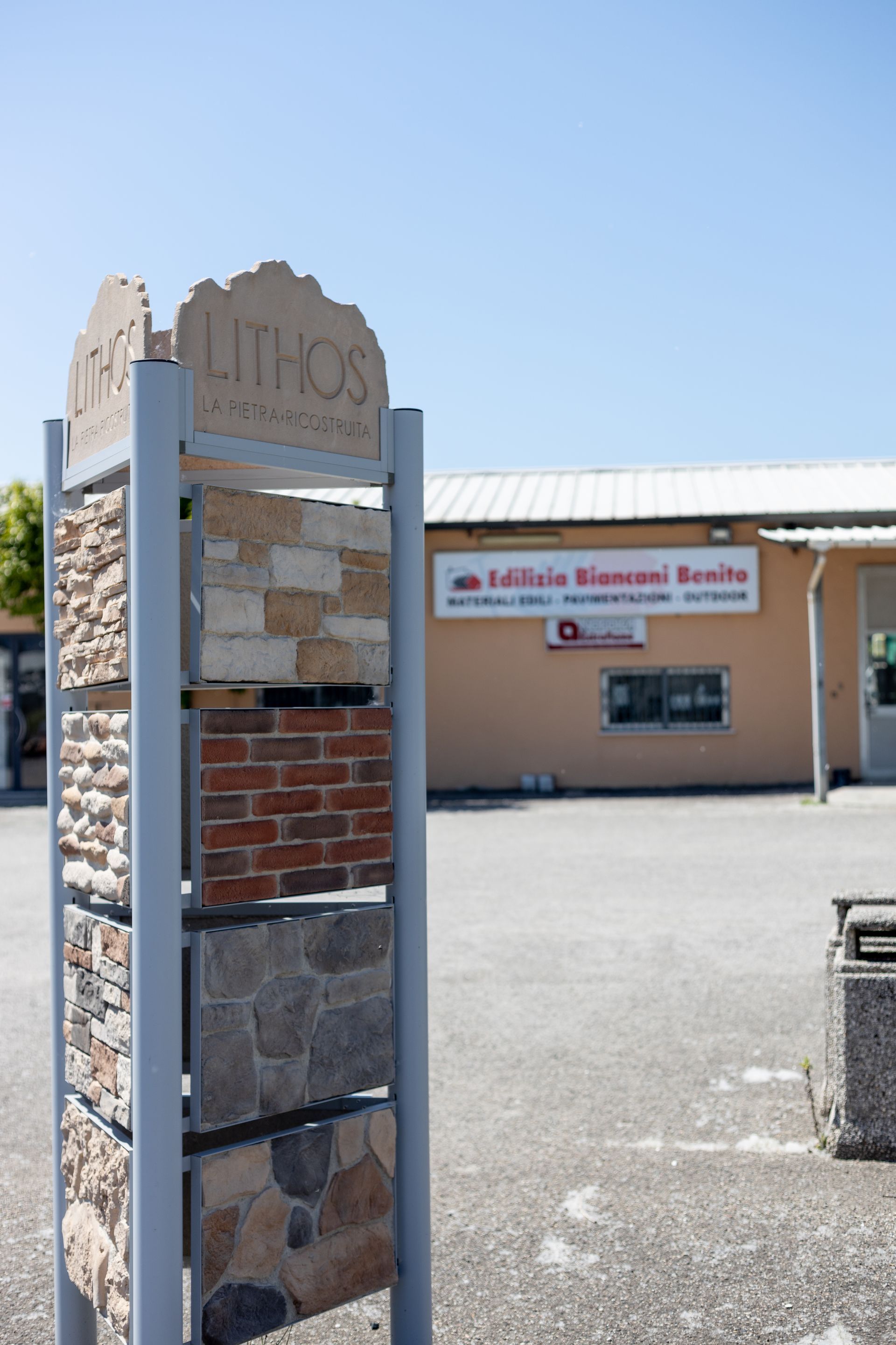 Esposizione di campioni di pietra davanti a un edificio con un cartello con la scritta