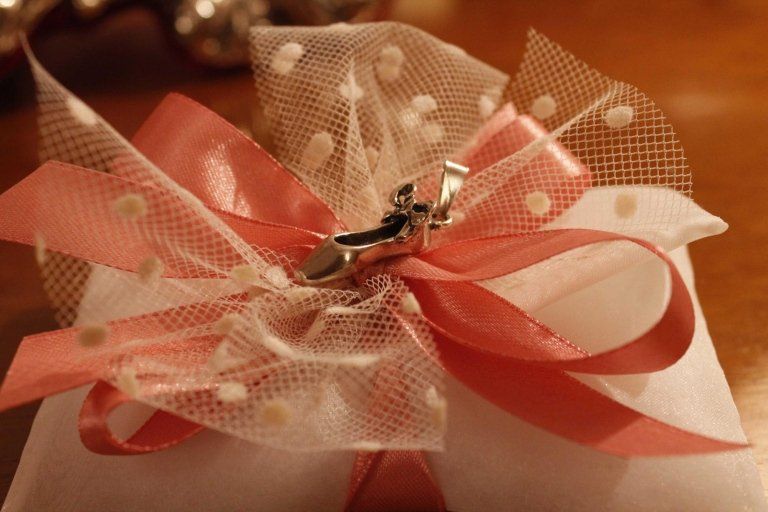 Bomboniera con scarpetta in argento e fiocco rosa