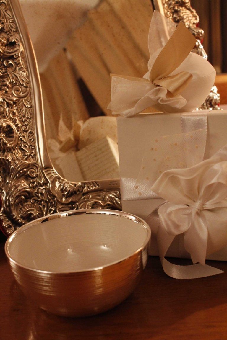 Pacchetto regalo e cornice in argento