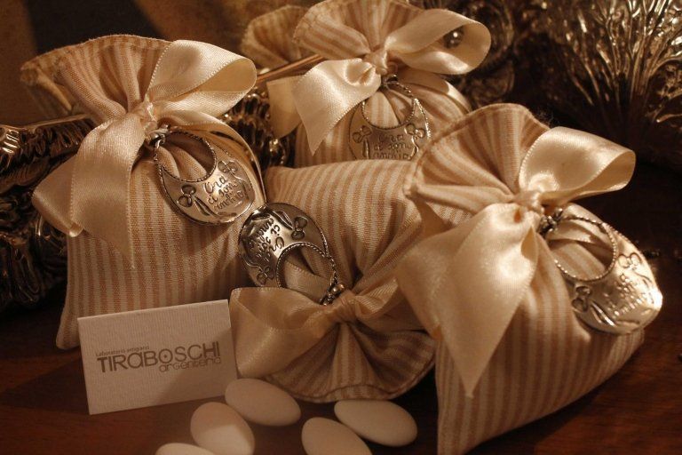 Bomboniere con fiocco beige e inserto in argento