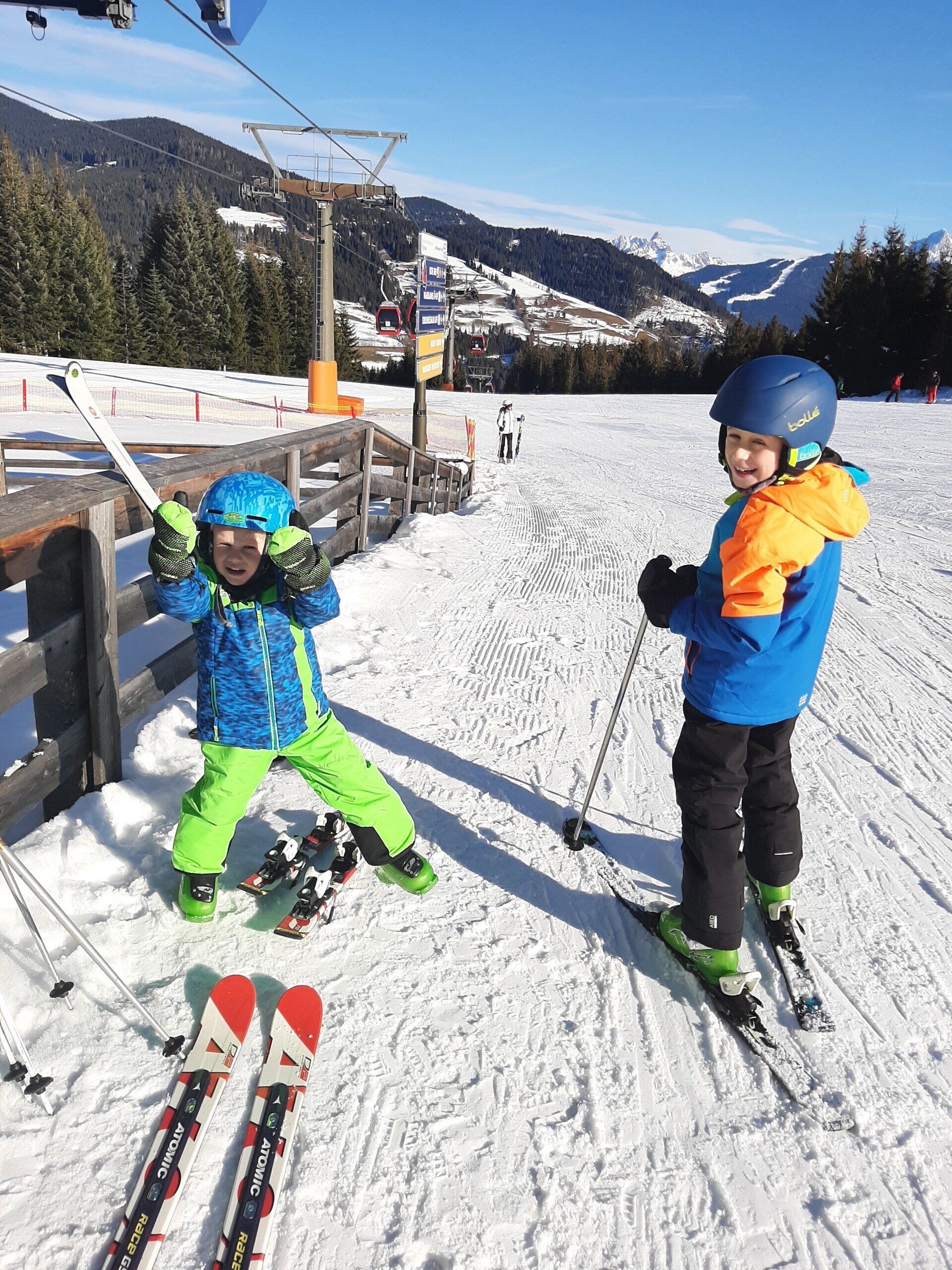 Zwei Kinder gehen Skifahren