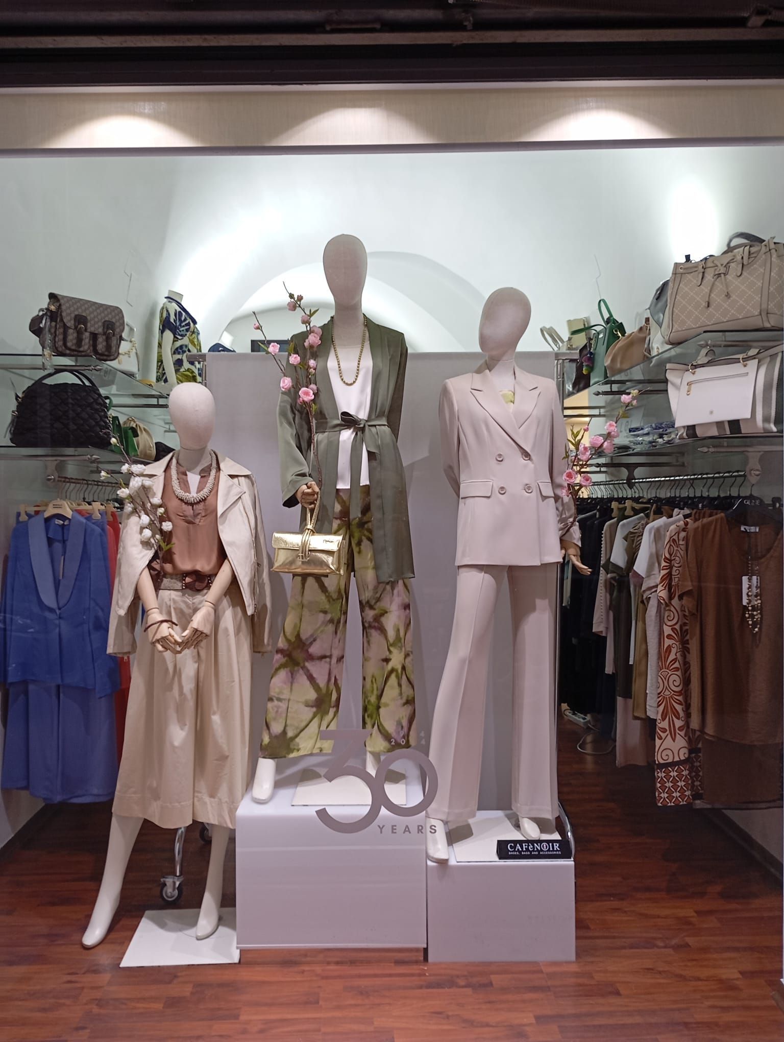 Un'esposizione di vestiti su manichini in un negozio.