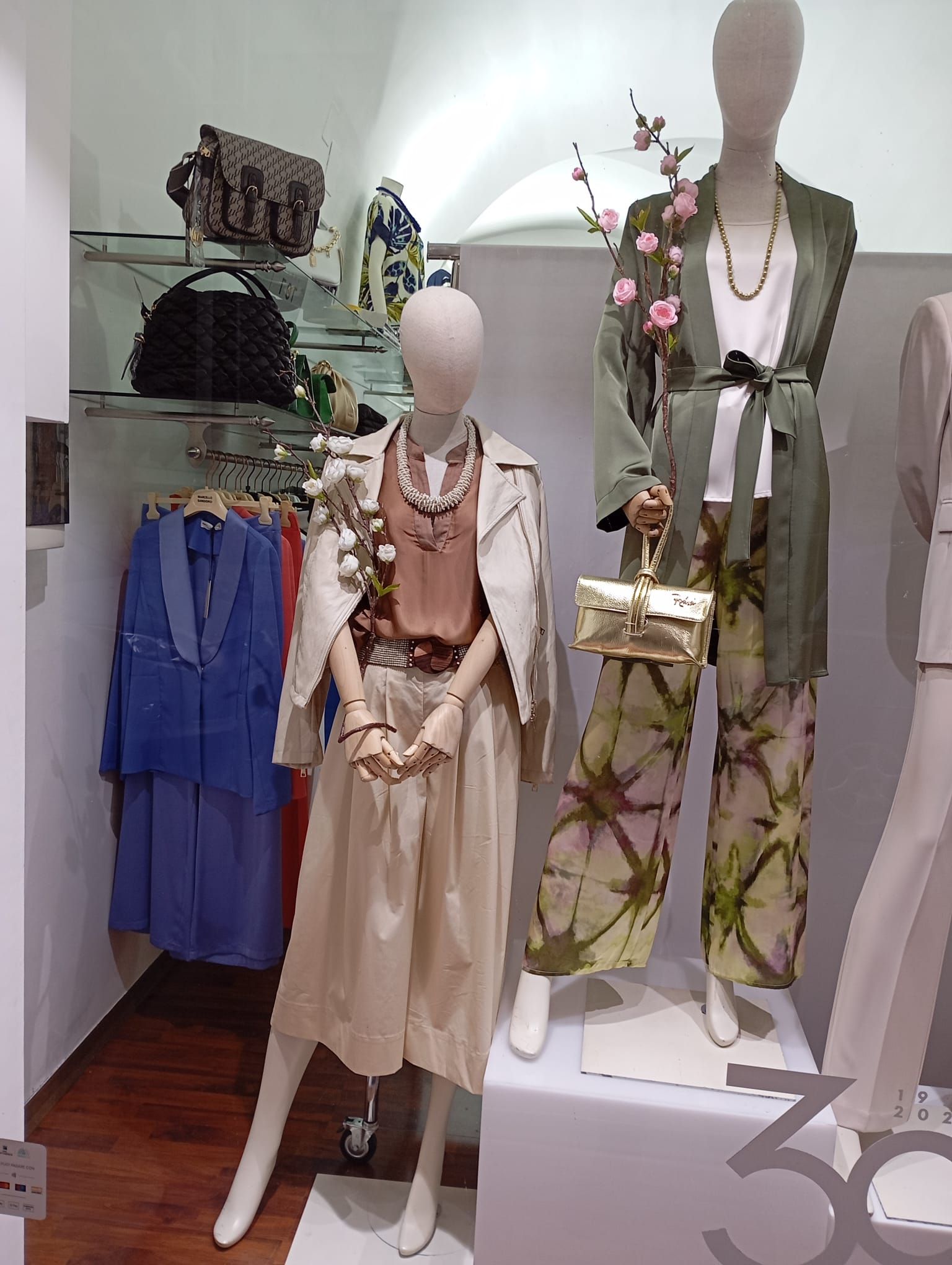 Una mostra di manichini in un negozio di abbigliamento