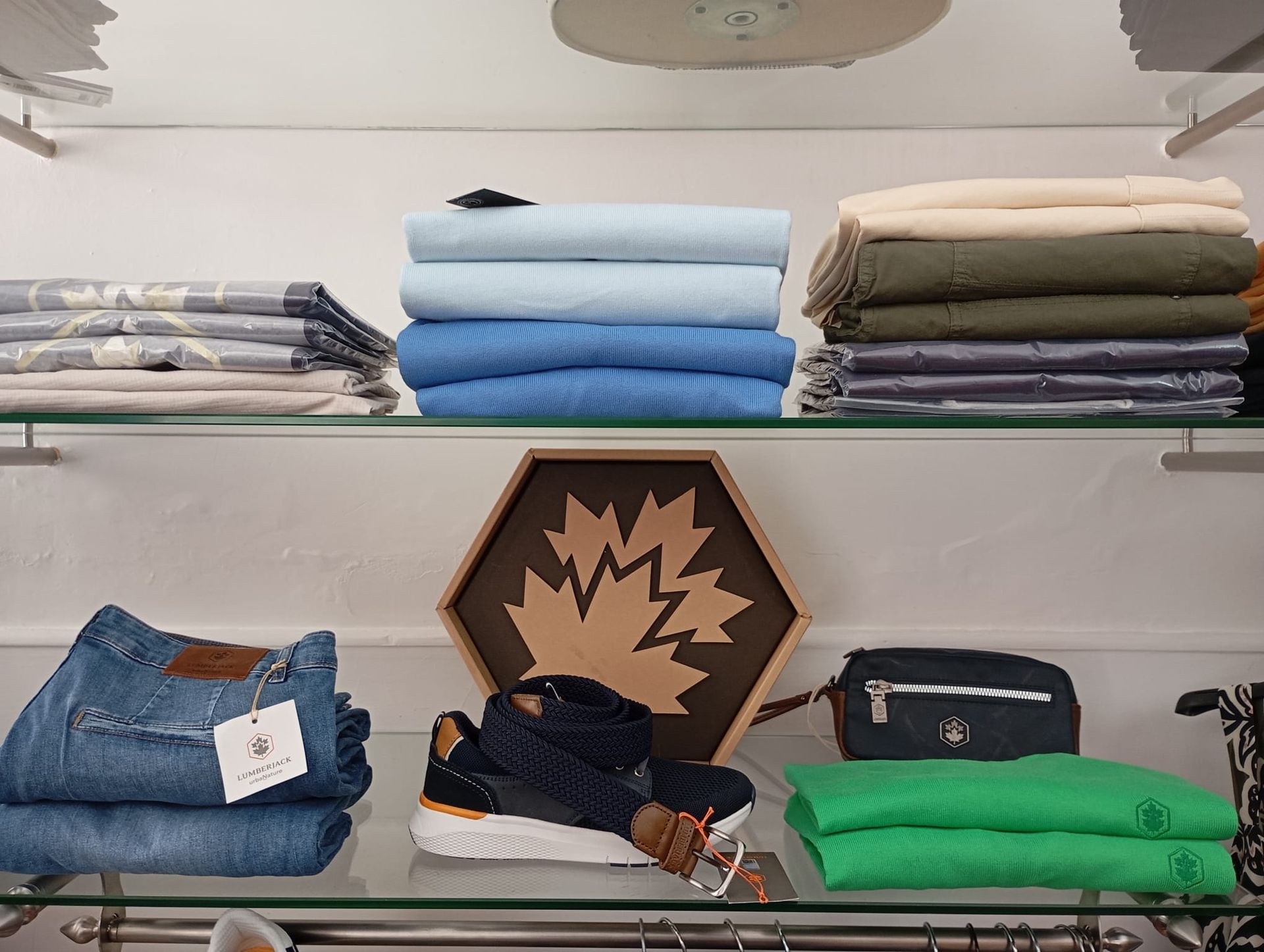 Una mostra di vestiti con l'immagine di una foglia d'acero sopra