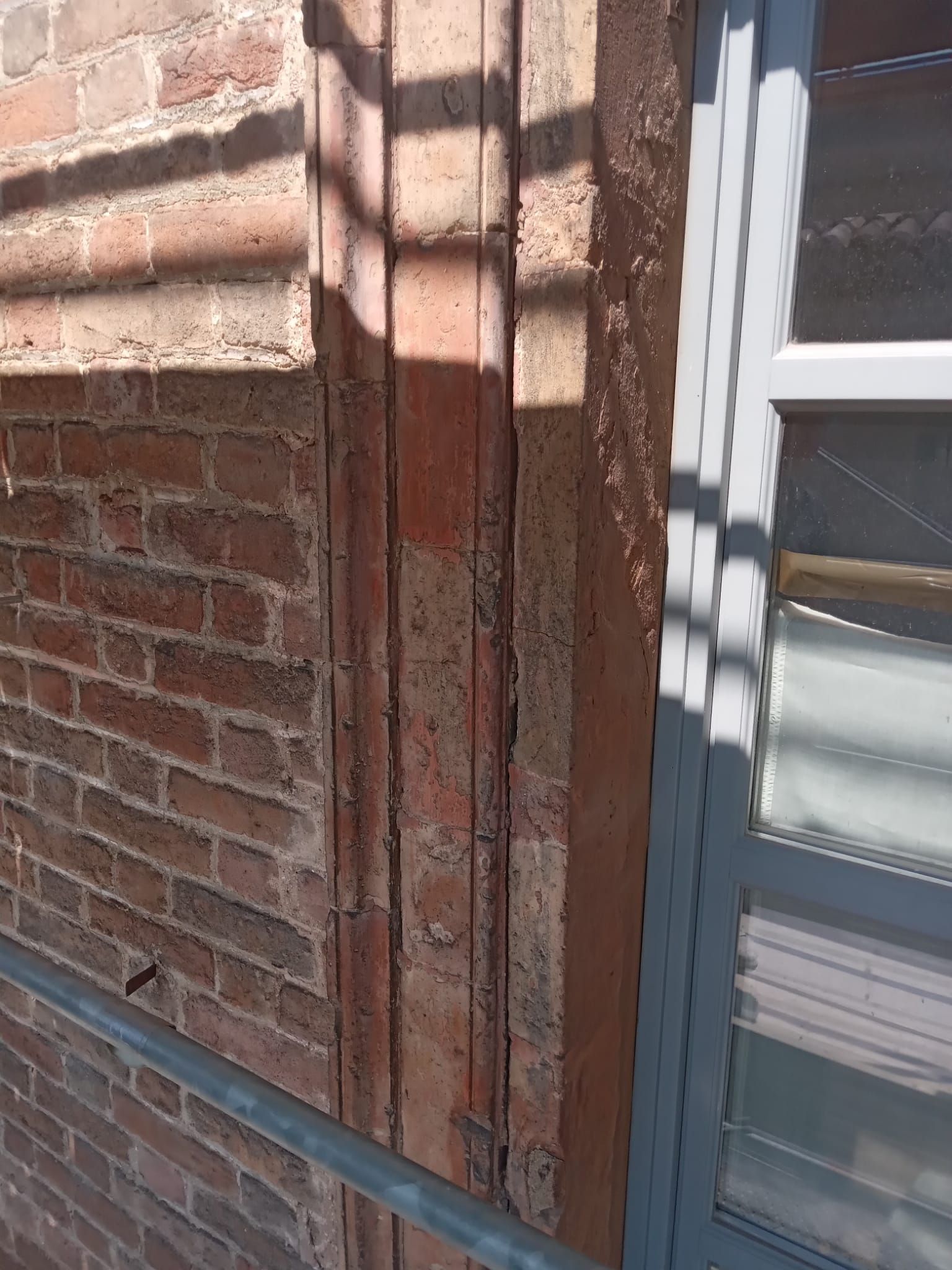 Facciata di un edificio in mattoni con una finestra.