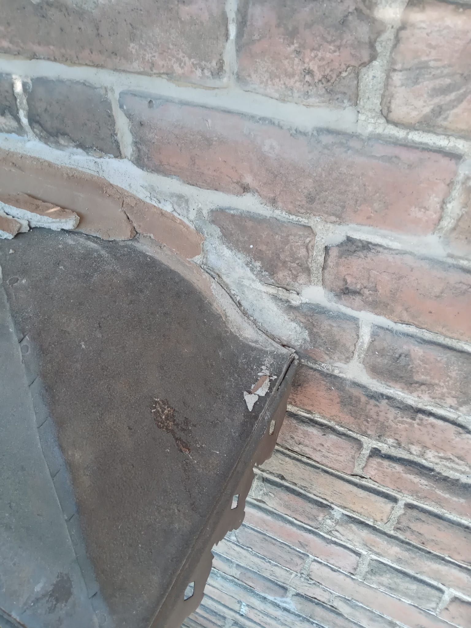 Camino in mattoni con lamiera di raccordo invecchiata.