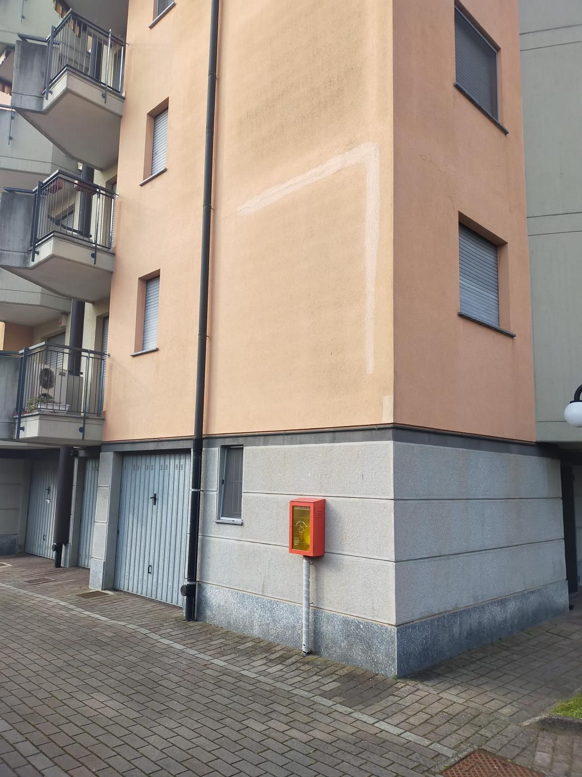 Esterno di un edificio a più piani. Portoni del garage e centralino antincendio.