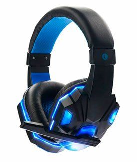 Auriculares para juegos negros y azules con detalles azules iluminados y micrófono.