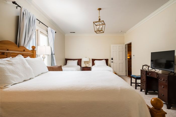 queen-and-twin-beds