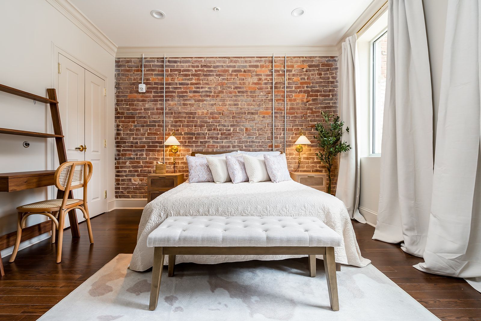 Queen-bed