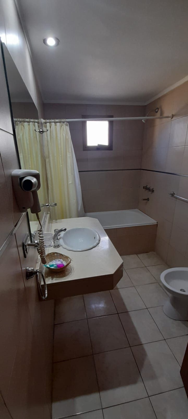 Un baño superior con lavabo, inodoro y bañera.