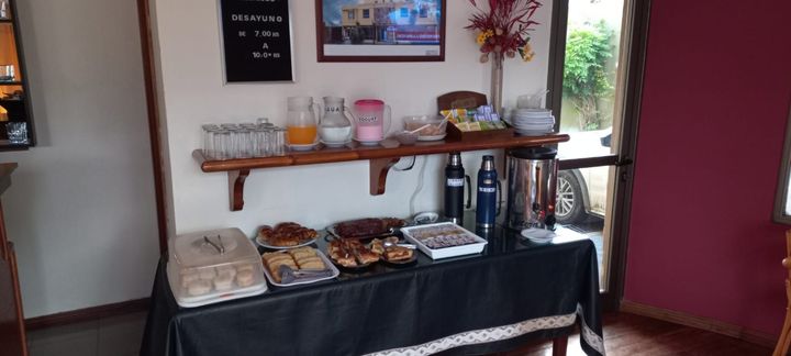 Una mesa con comida y bebidas en una habitación.