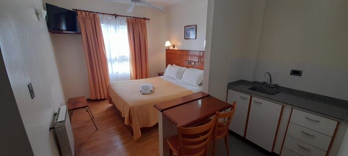 Habitación estándar de hotel con una cama king size y una cocina.