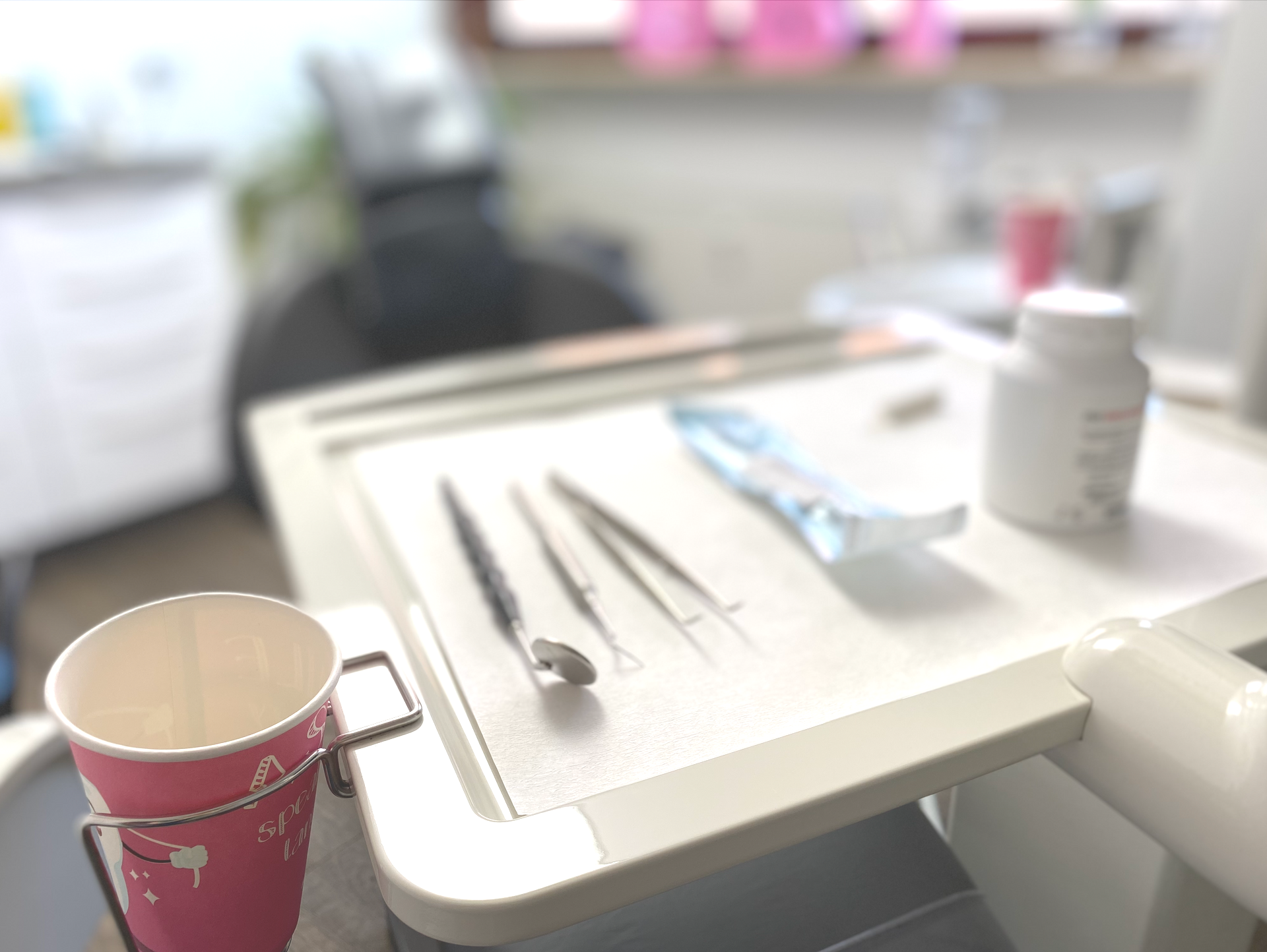 Blick auf Behandlungsinstrumente im Behandlungszimmer.