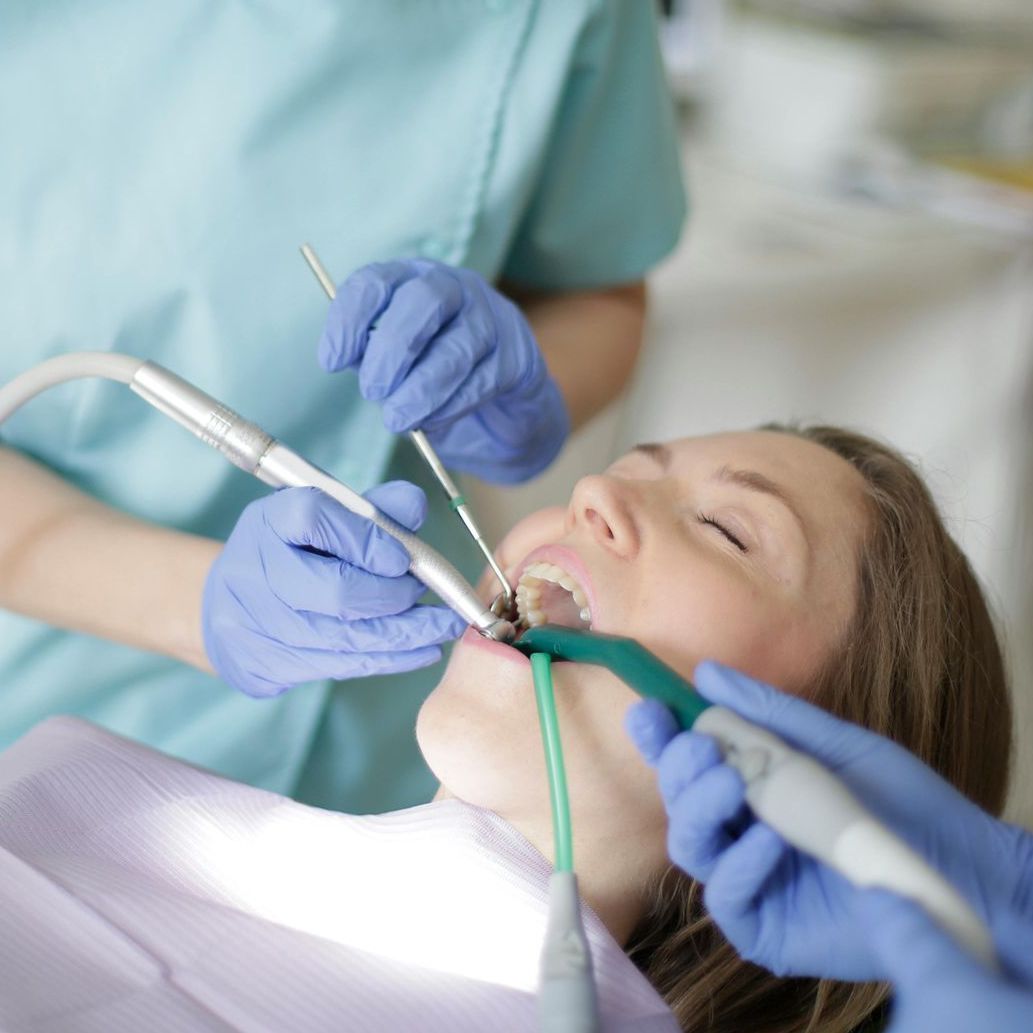 Zahnarztbehandlung: Einer Frau wird ein Zahn ersetzt.