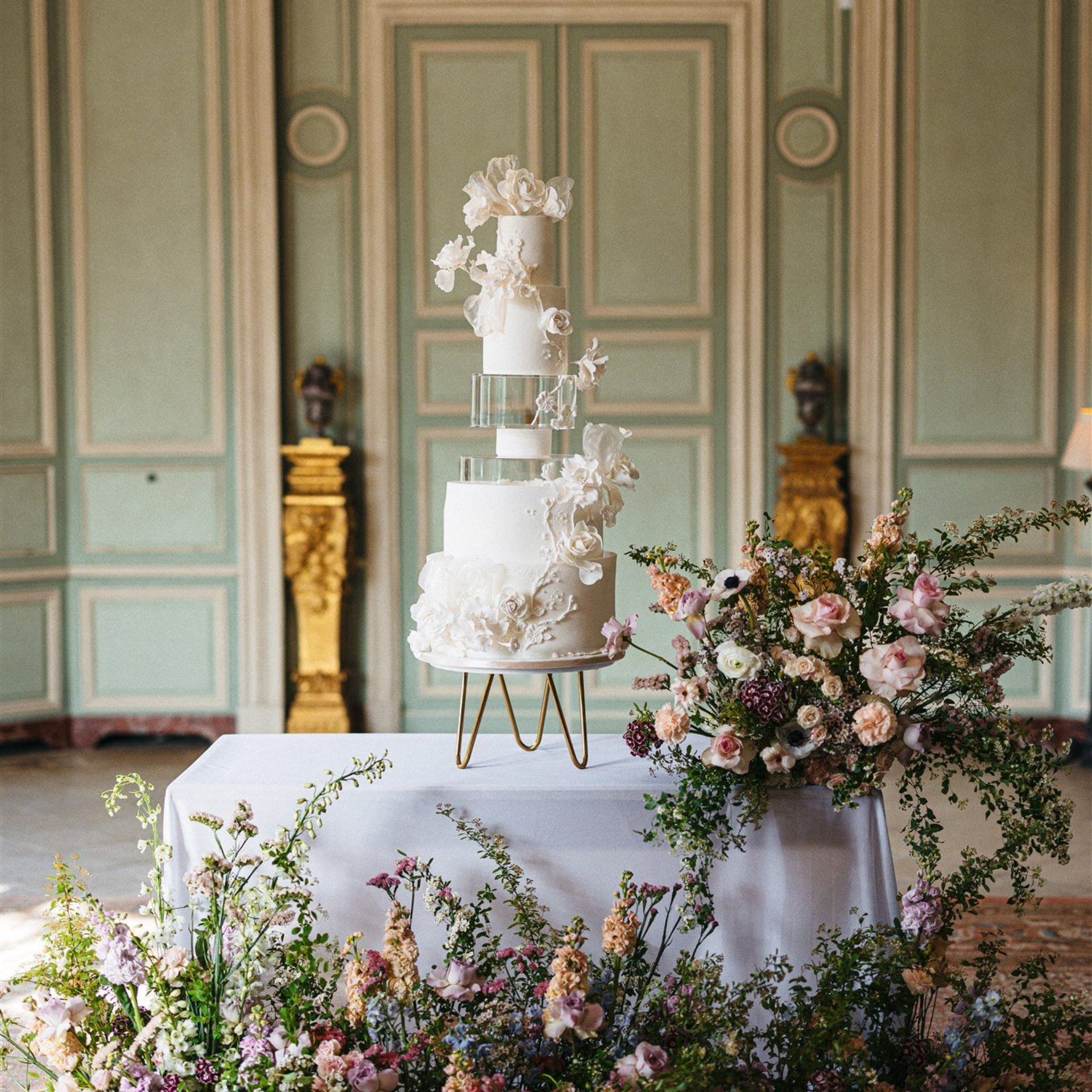 Burgundy modern wedding cake with sweet table and golden cake spacers Propoption Bakverhalen Sannaz