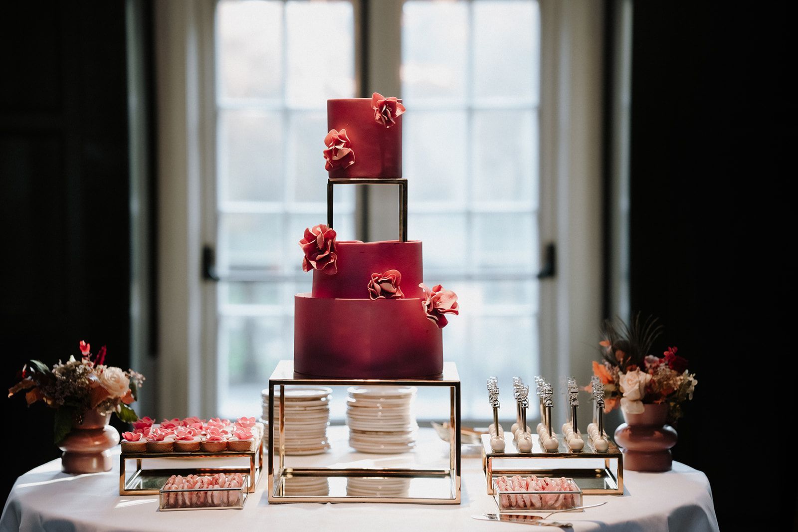 Burgundy modern wedding cake with sweet table and golden cake spacers Propoption Bakverhalen Sannaz