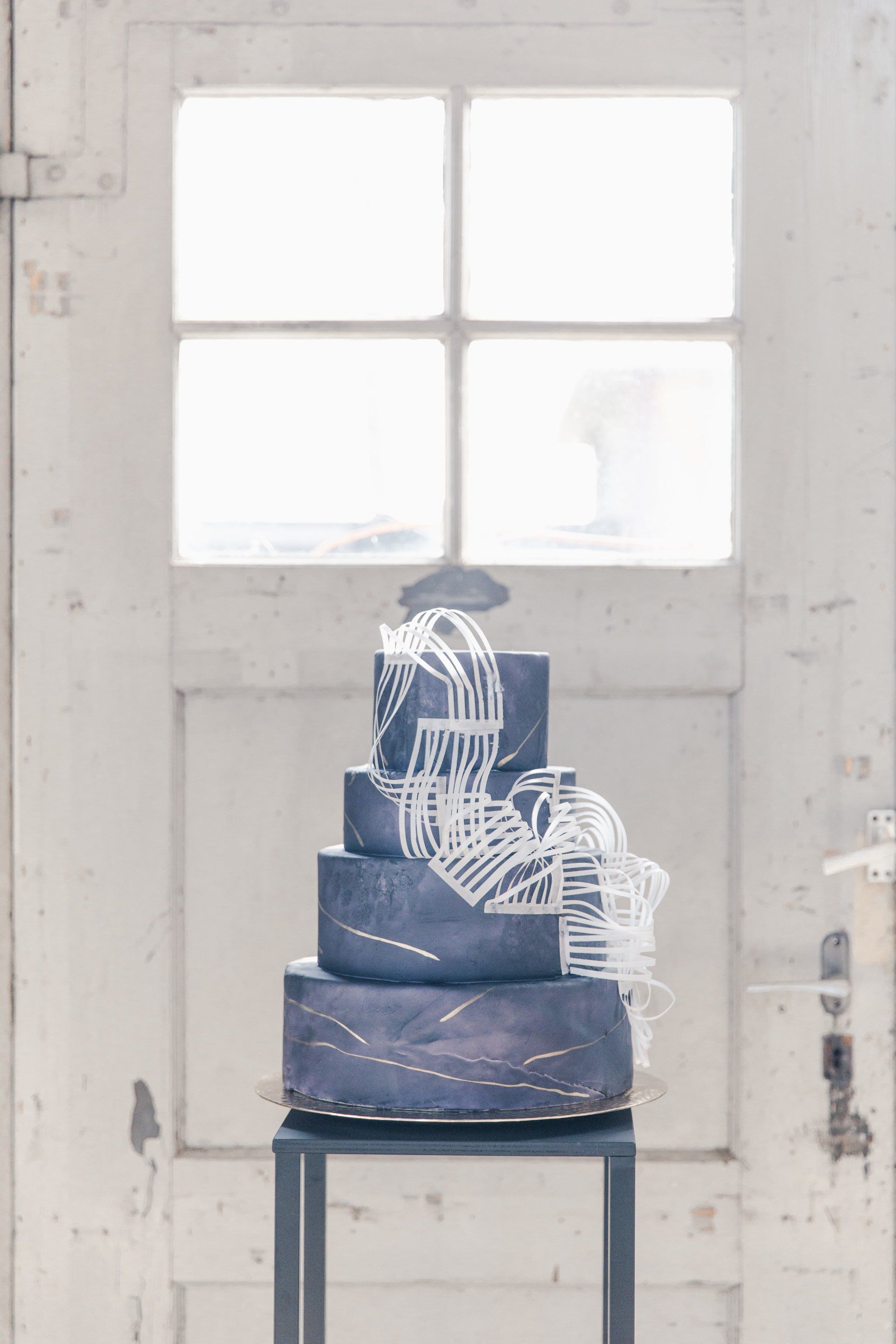 Moderne zwarte bruidstaart