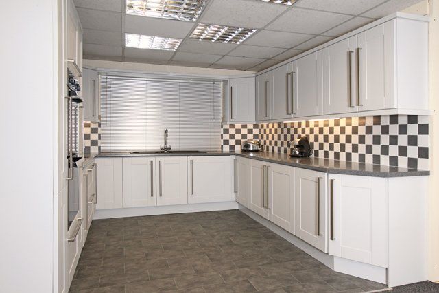 Pale Grey Wide Shaker B