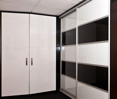 Black and White Glass with High Gloss White