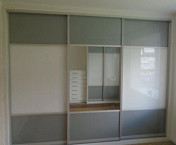 Grey and White Glass Splitter Bar Sliders