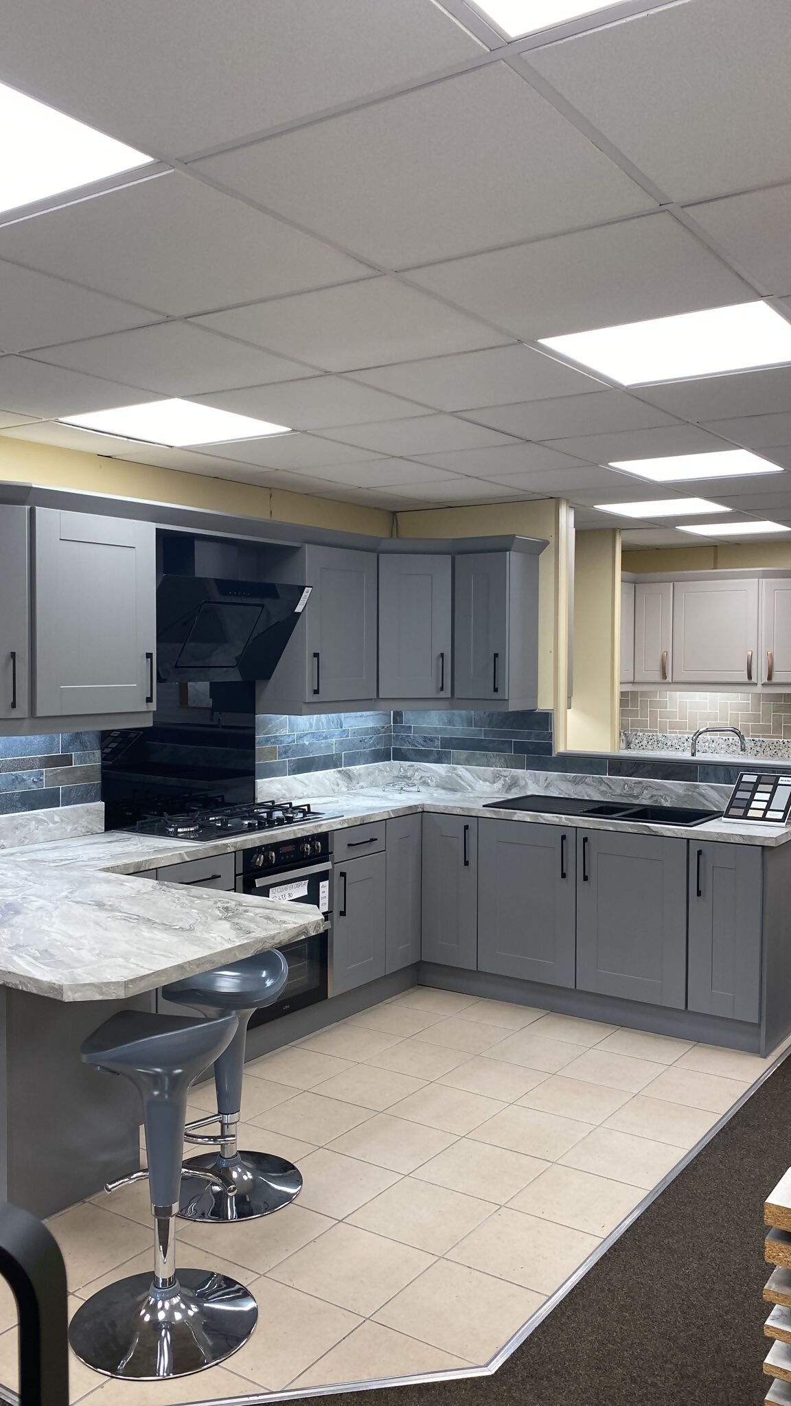 Dust grey wide shaker with black handles 1