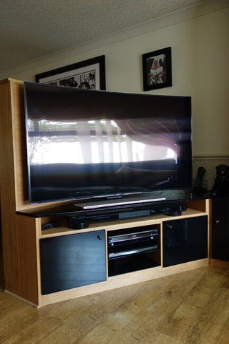 TV/Hifi Room Divider in Solid Oak and Black Gloss