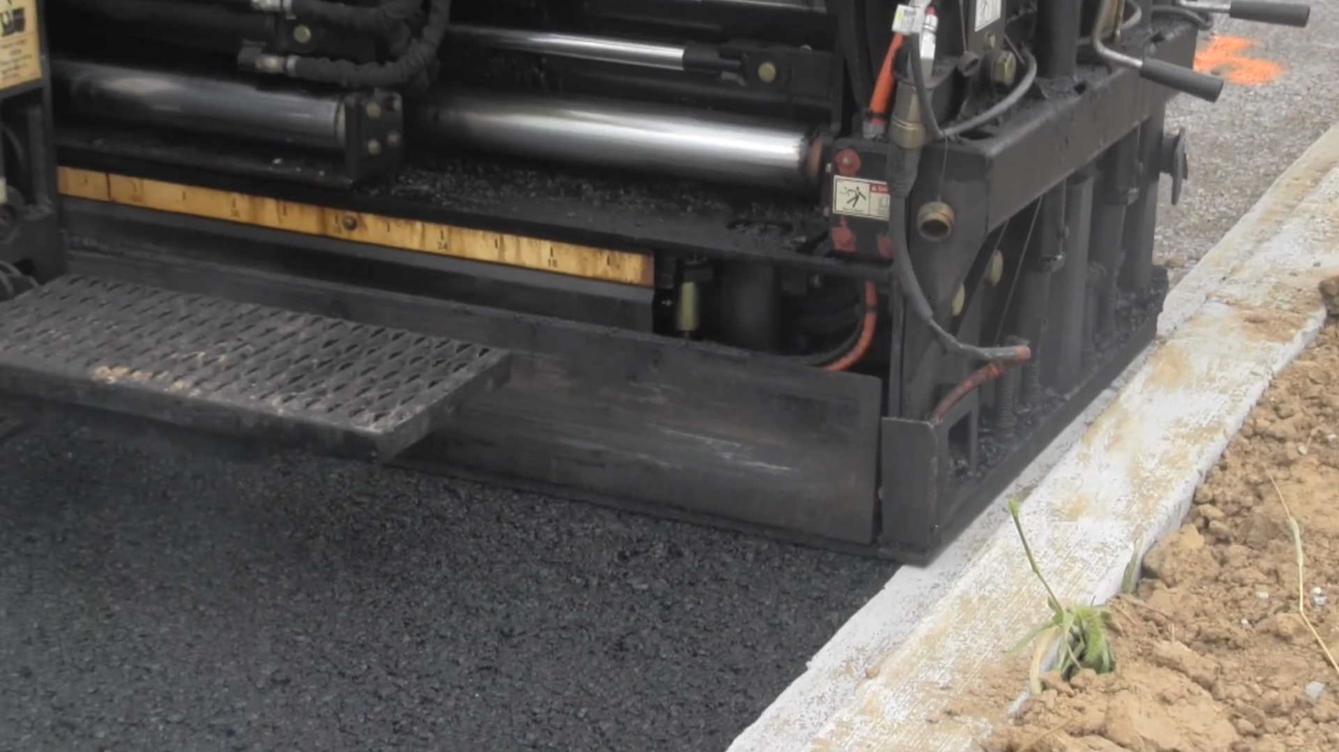 Compressing and smoothing asphalt edges