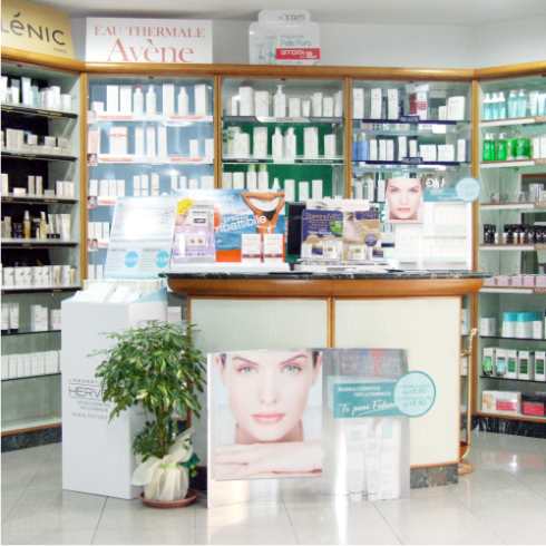 bancone di prodotti dermocosmetici