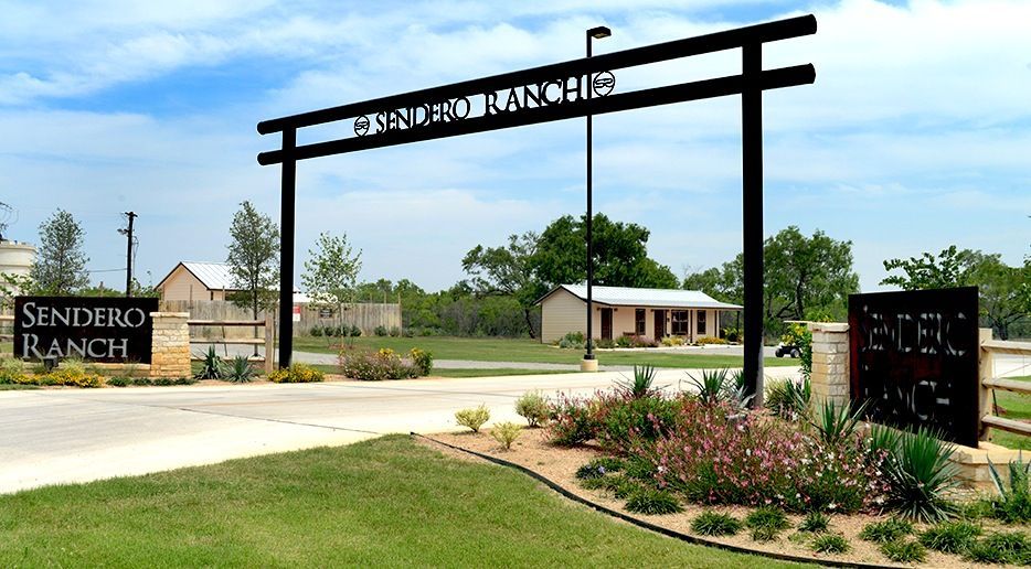 A sign that says sendero ranch on it