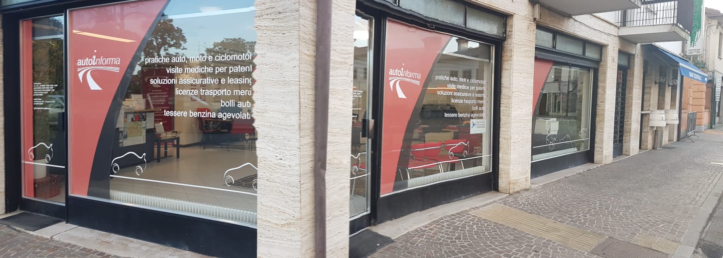 vetrate esterne dell'agenzia di pratiche auto 