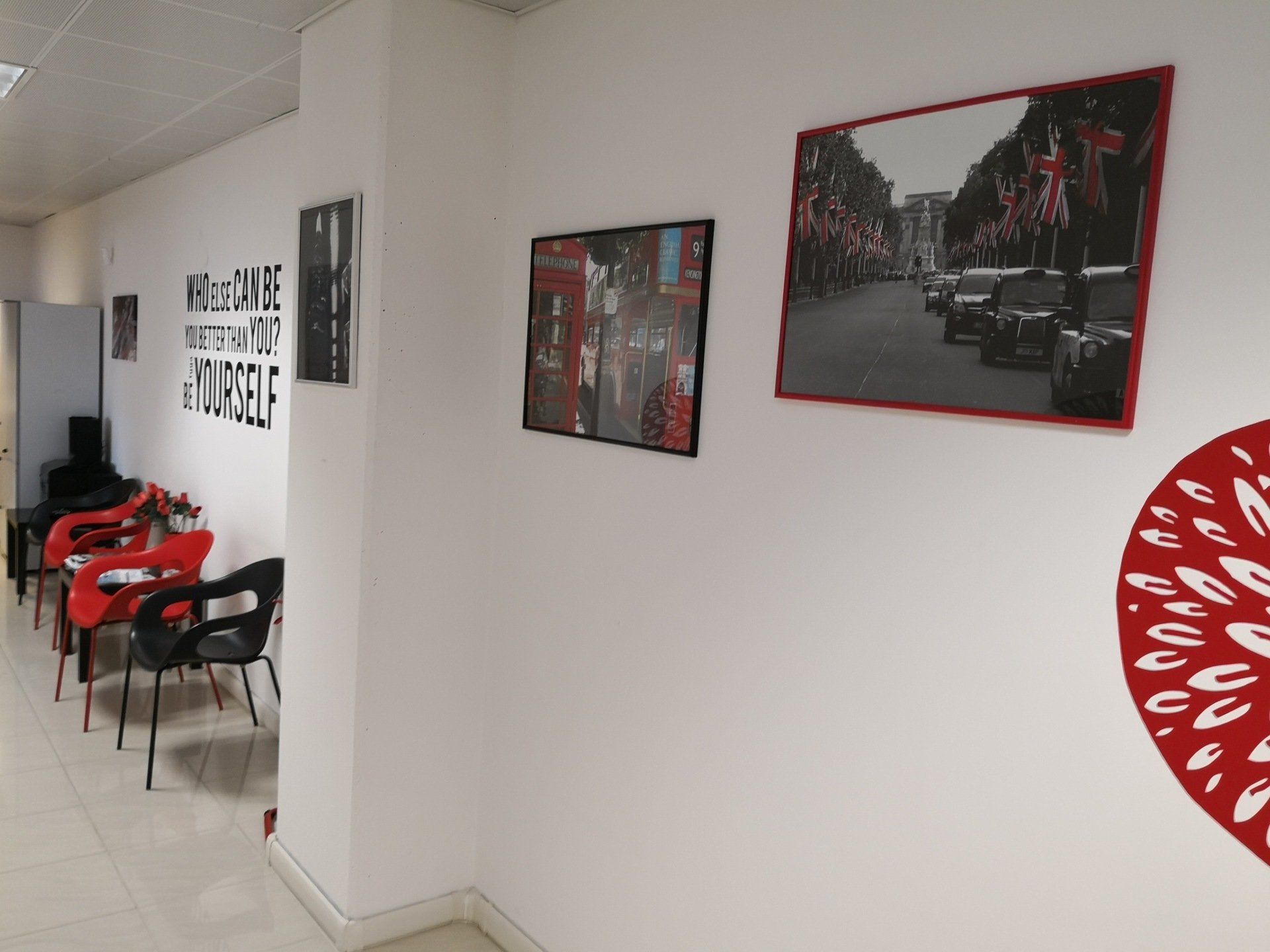 foto appese di macchine al muro