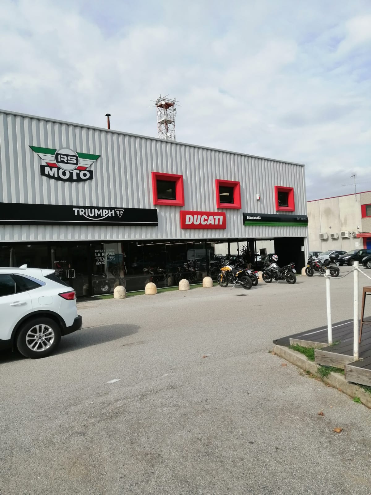 loghi di macchine affissi alle pareti esterni di un'attività