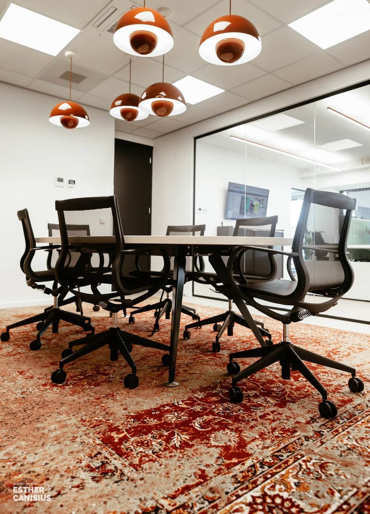 vintage vloerkleed - interieurontwerp vergaderkamer kantoor zwijndrecht