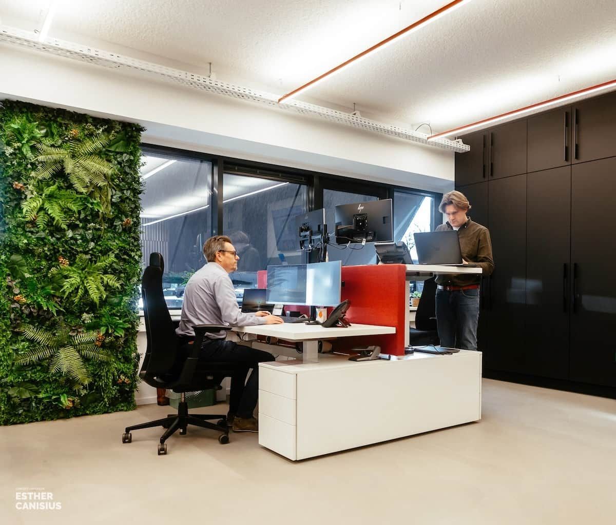 Zit-sta-werkplekken - interieurontwerp kantoor zwijndrecht