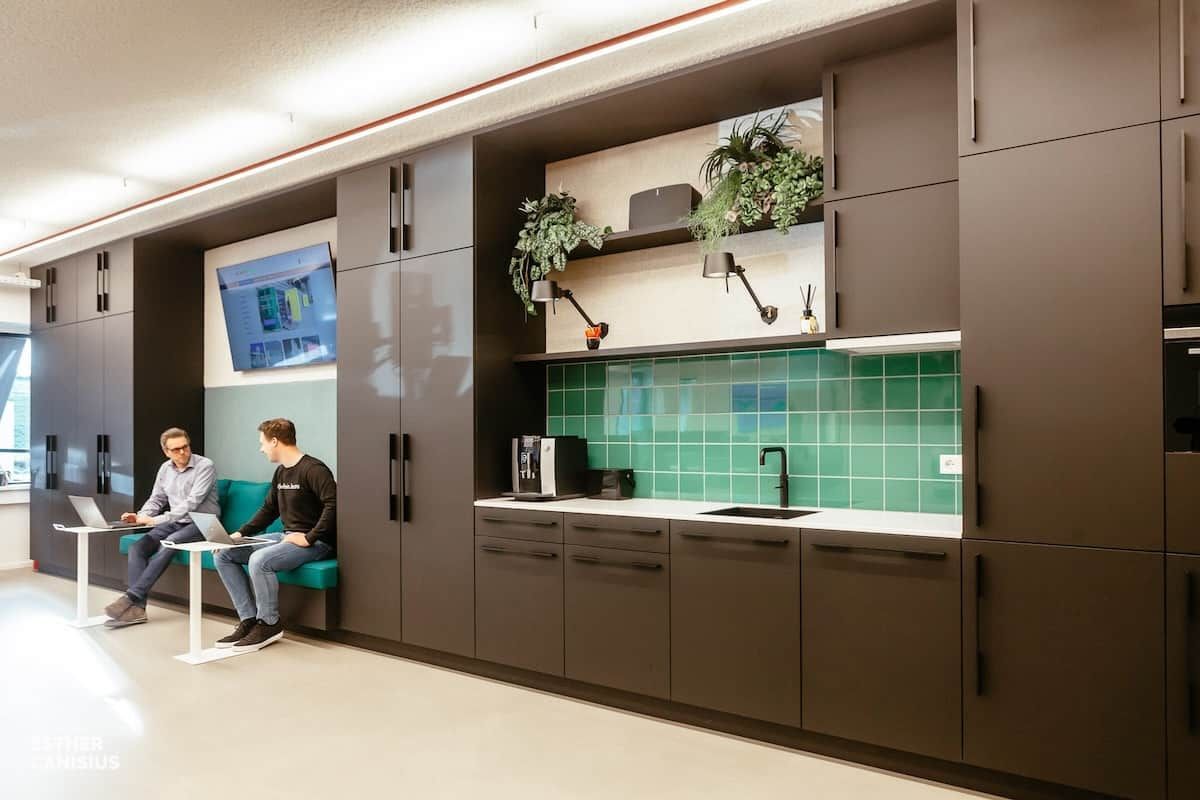 Kastenwand met keuken en zitjes voor en kantoorontwerp Zwijndrecht