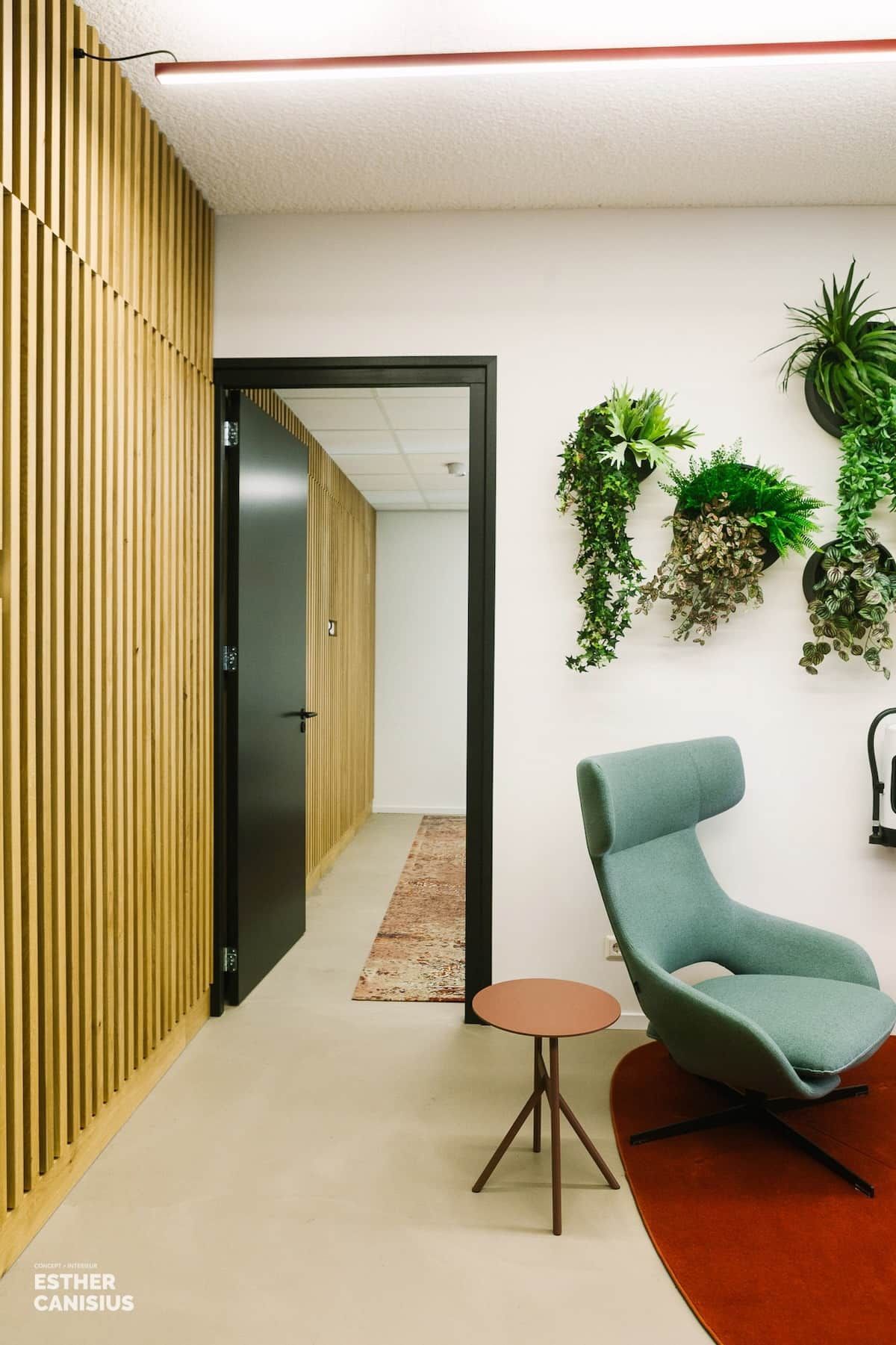 Vergaderkamer met akoestiek en planten - kantoorontwerp Zwijndrecht