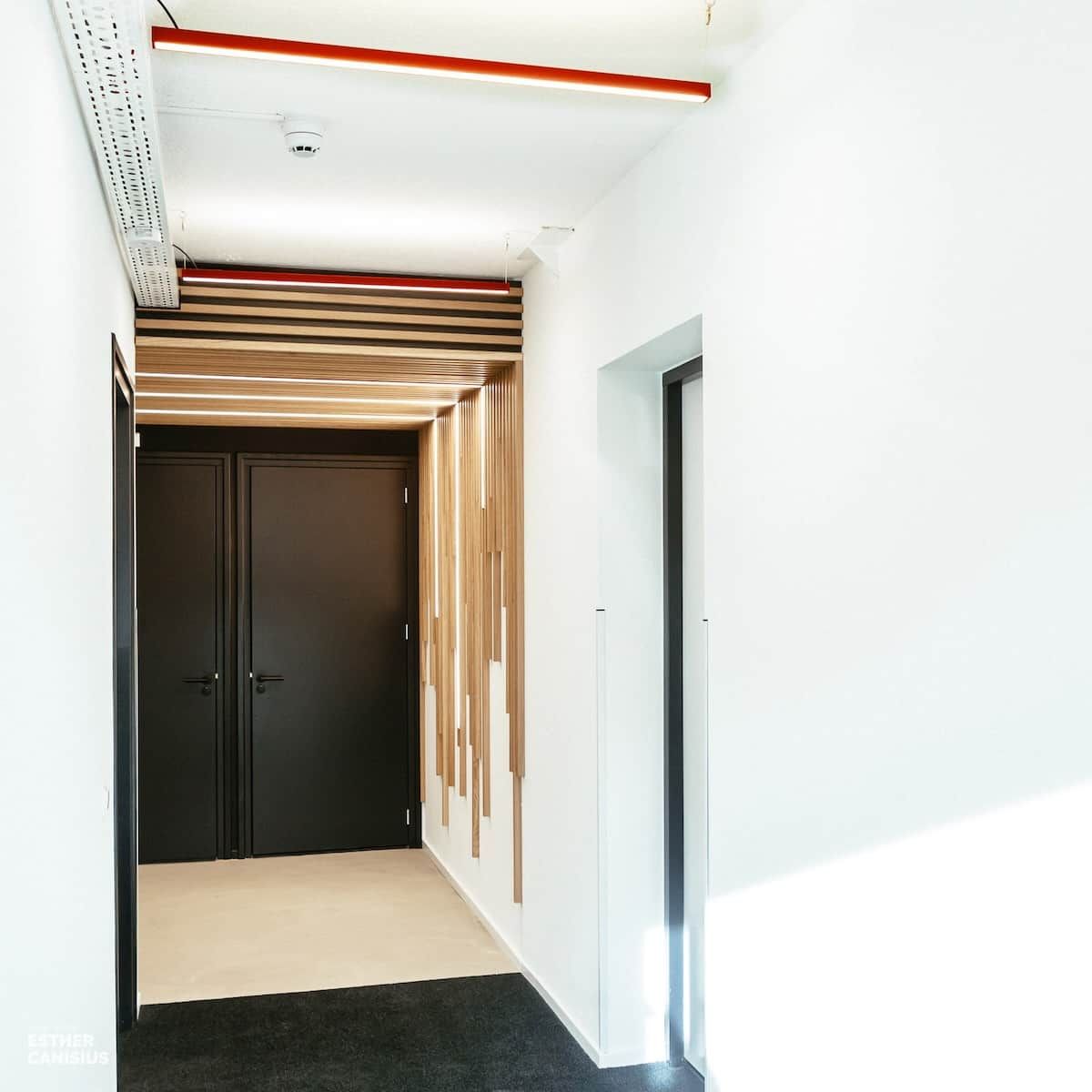 Akoestische lattenwand op plafond en wand met verlichting - interieurontwerp kantoor zwijndrecht