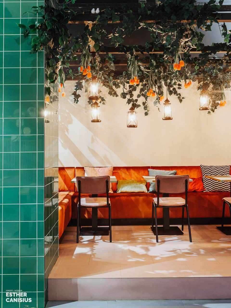 Creatief restaurantontwerp met planten en veel kleur in Eindhoven