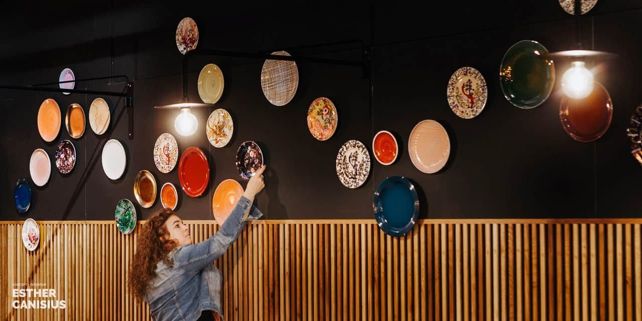 Borden op de wand als decoratie | Esther Canisius interieurontwerp